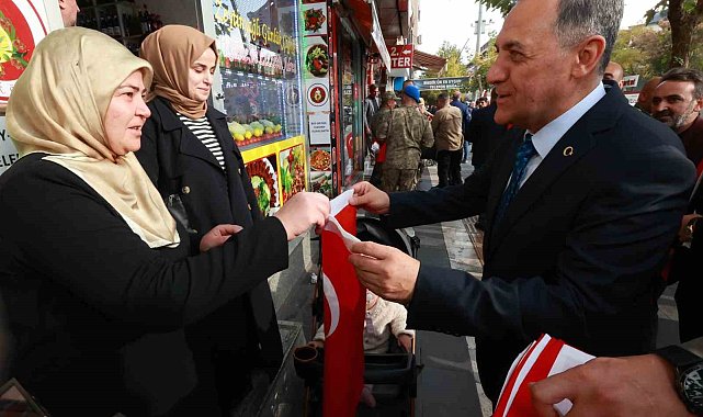 Bingöl'de esnaf ve vatandaşlara Türk bayrağı dağıtıldı
