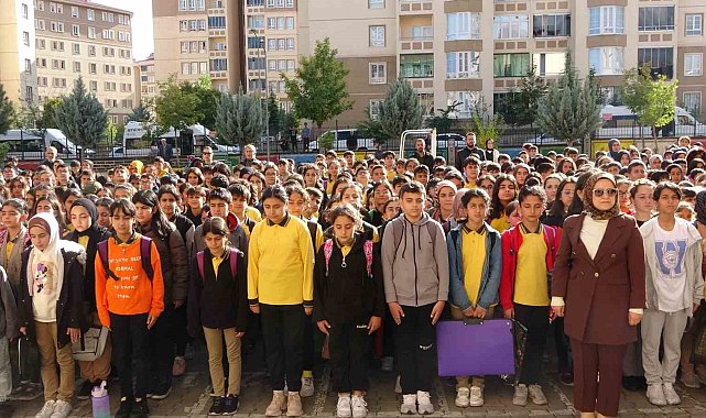 Bingöl'de öğrenciler, Filistin'deki çocuklar için saygı duruşunda bulundu