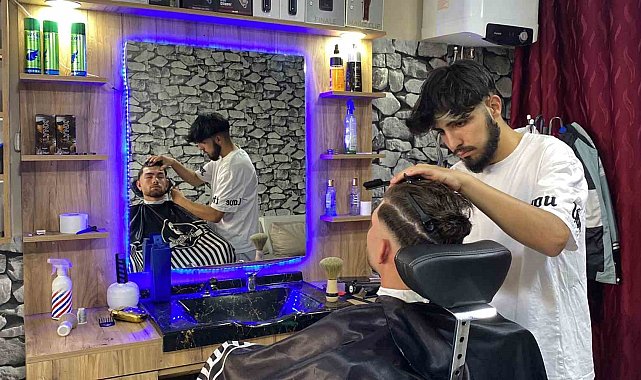 Bingöl'deki berber, yaşlı ve engellileri ücretsiz tıraş ediyor