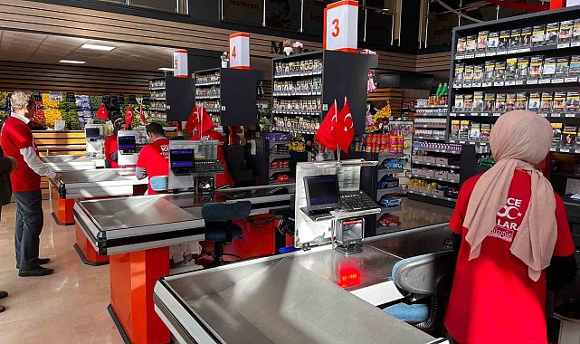 Bir hafta boyunca kırmızı beyaz kıyafetlerle hizmet verecekler