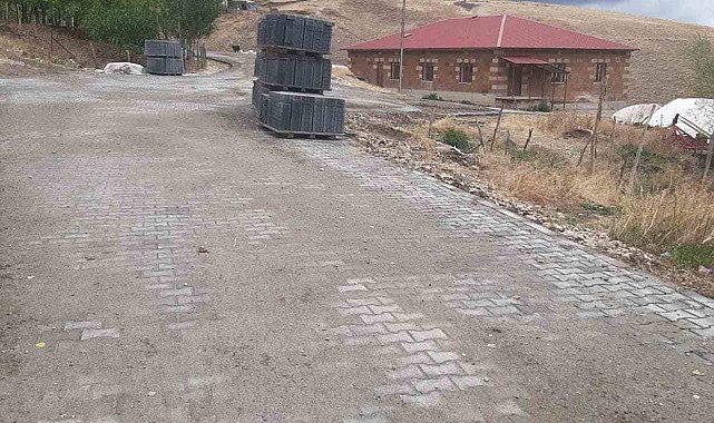 Bitlis'te köy yollarına kilitli parke taşı döşendi