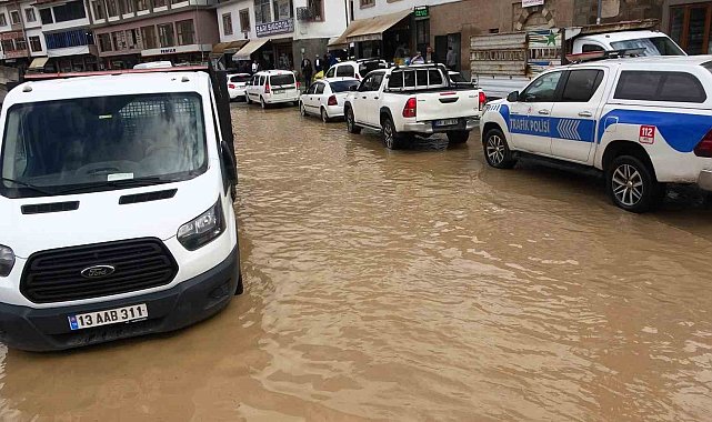 Bitlis'te sağanak yağış taşkınlara ve göçüklere neden oldu