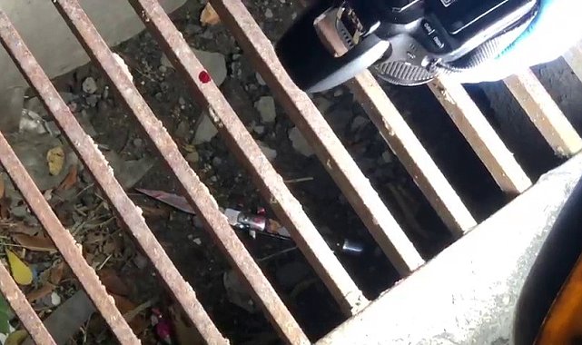 Boşandığı eşi ve ilişkisi olduğunu düşündüğü şahsı bıçakla yaraladı