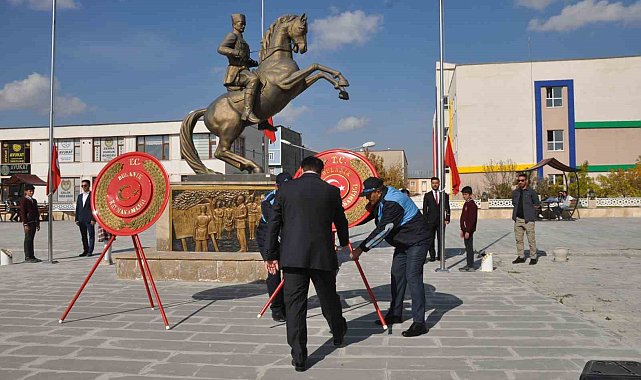 Bulanık'ta 29 Ekim Cumhuriyet bayramı çelenk koyma töreni yapıldı