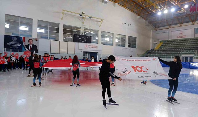 Buzda coşkulu Cumhuriyet kutlaması