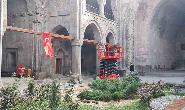 Çifte Minareli Medrese bir hafta ziyaretçilere kapalı