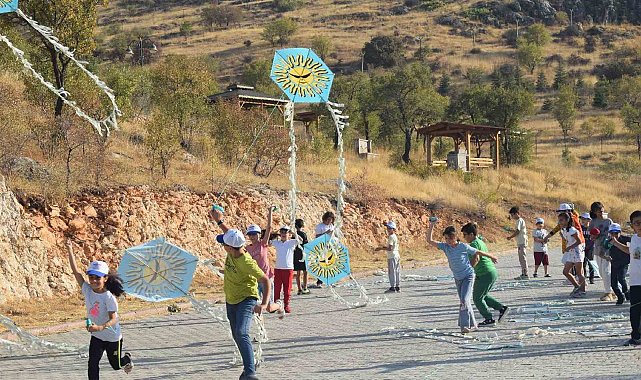 çocuklar uçurtma şenliği ile doyasıya eğlendi