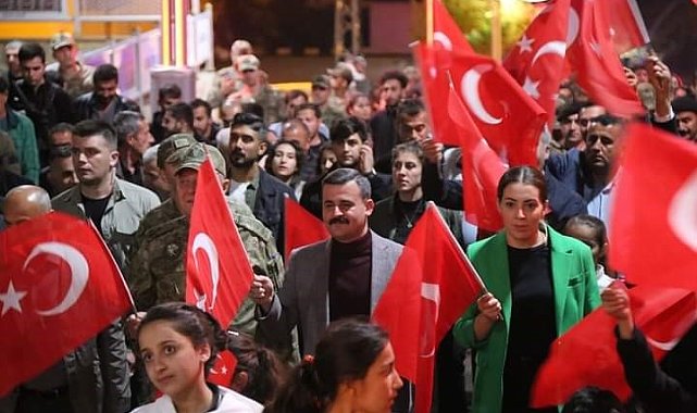 Çukurca da bayrak ve meşaleli Cumhuriyet yürüyüşü düzenlendi