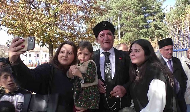 Cumhuriyet Bayramı'nda Atatürk'e benzerliğiyle ilgi odağı oldu