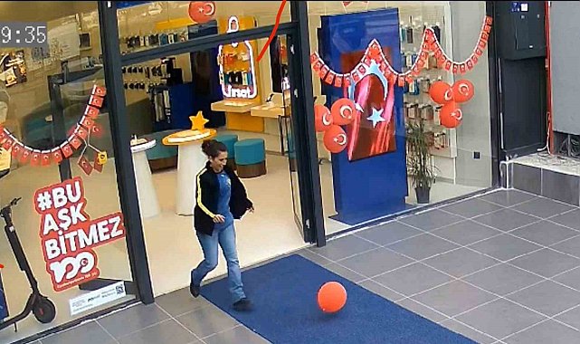 Cumhuriyet coşkusunun dokunaklı anı: Yere düşen "Ay Yıldıza" saygı dolu öpücük