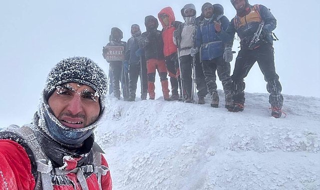 Dağcılar dondurucu soğukta Ağrı Dağı'na tırmandı