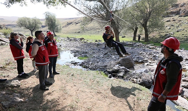 Deprem bölgesinde arama kurtarma görevine koşan öğretmenler için eğitimler sürüyor