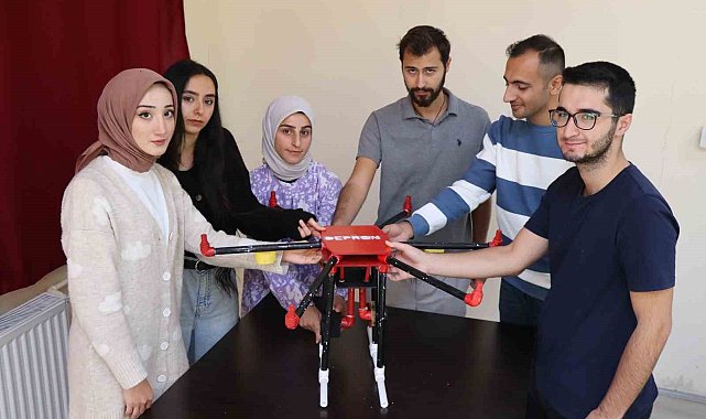 Depremzede öğrencilerden depremde arama kurtarma çalışmaları için dron projesi