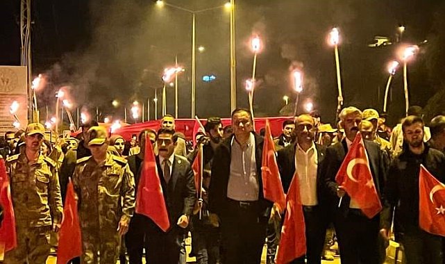 Derecik ilçesinde meşaleli Cumhuriyet yürüyüş düzenlendi