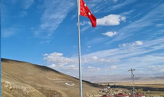 Dev Türk Bayrağı Çıldır semalarında dalgalanacak