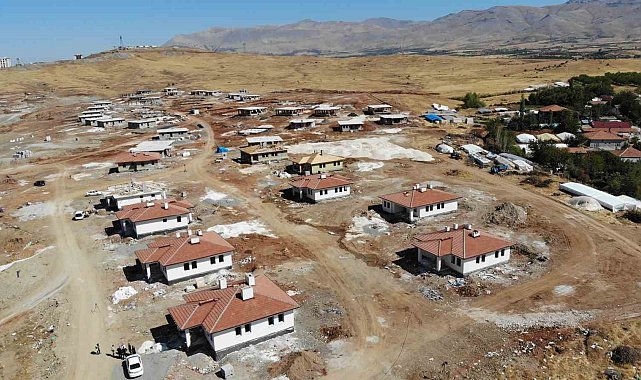 Doğanşehir ilçesinde köy konutlarının yapımı sürüyor