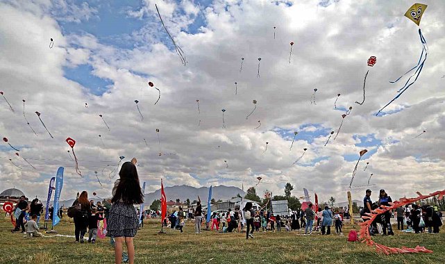 Dünya Çocuk Günü'nde Van semalarını uçurtmalar süsledi