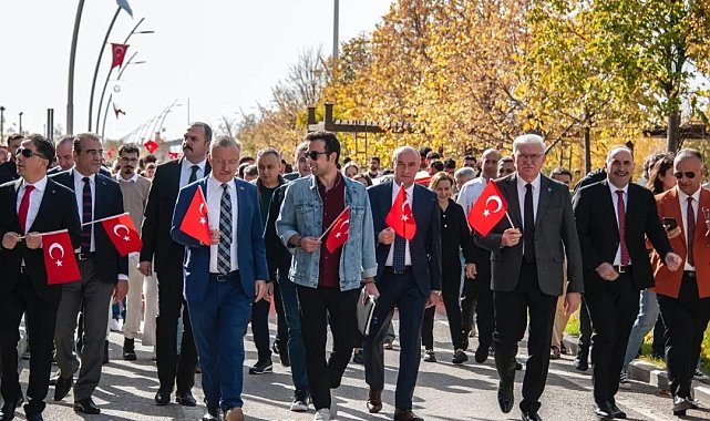 EBYÜ'de Cumhuriyet yürüyüşü gerçekleştirildi