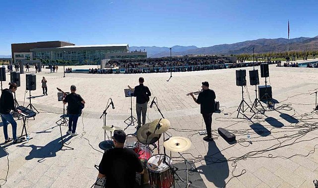 EBYÜ'de pop müzik konseri verildi