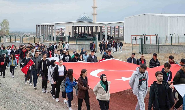 EBYÜ'de trekking ve bayrak açma etkinliği düzenlendi