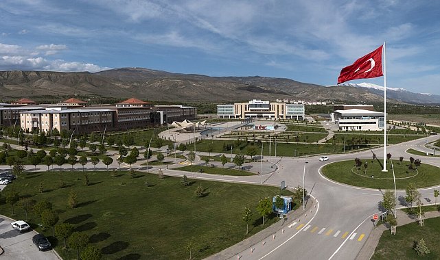 EBYÜ'den 3 akademisyen en etkili bilim insanları listesinde