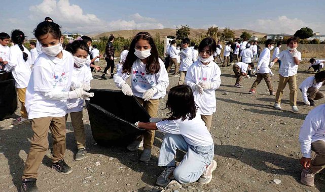 Edremit Belediyesi öncülüğünde Van Gölü sahilinde temizlik çalışması