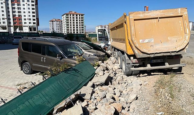 El frenini çekmeyi unuttuğu kamyonu park halindeki araçların arasına daldı