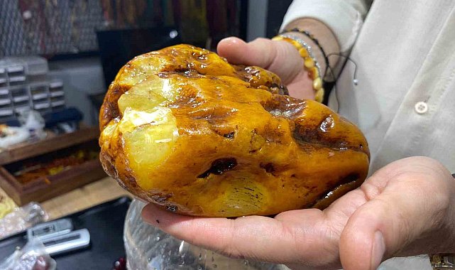 Elazığ'da 2 bin yıllık kehribar taşı tespih yapılması için suda bekletiliyor