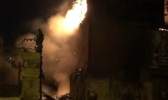 Elazığ'da 2 katlı binanın çatısı alev alev yandı