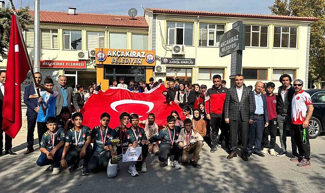 Elazığ'da '100. yılında Cumhuriyet' yarışmasında dereceye giren öğrencileri ödüllendirdi