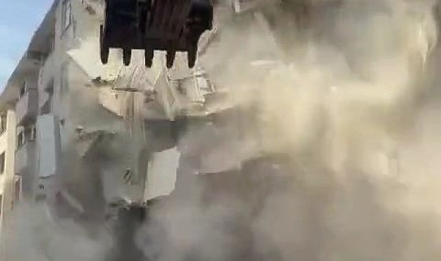 Elazığ'da ağır hasarlı bina korna sesi ile yıkıldı