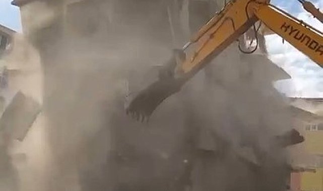 Elazığ'da ağır hasarlı bina tek dokunuşla yerle bir oldu