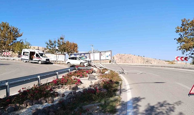 Elazığ'da cip aydınlatma direğine çarptı: 3 yaralı