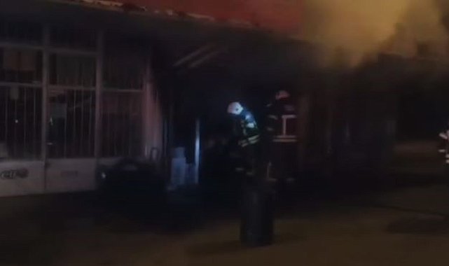 Elazığ'da iş yeri yangını söndürüldü