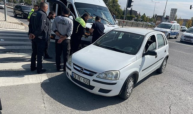 Elazığ'da minibüs ile otomobil çarpıştı: 3 yaralı