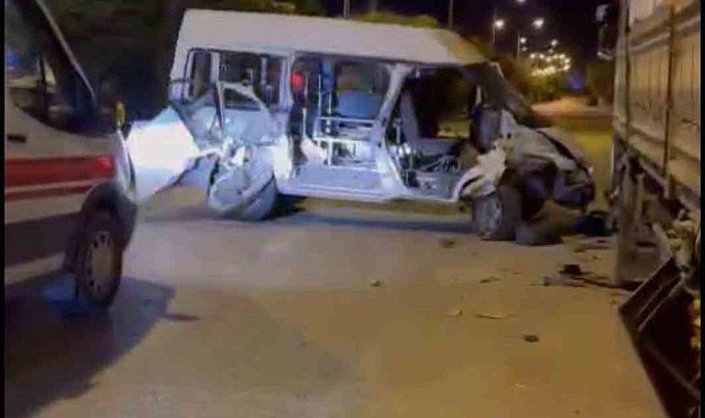 Elazığ'da minibüs park halindeki kamyona çarptı: 1 yaralı