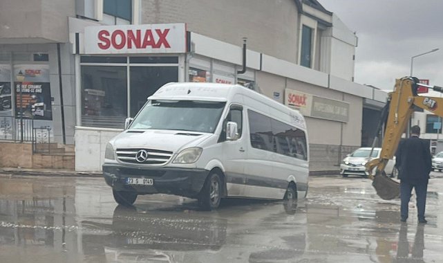 Elazığ'da öğrenci servisi yağmurla dolan çukura düştü