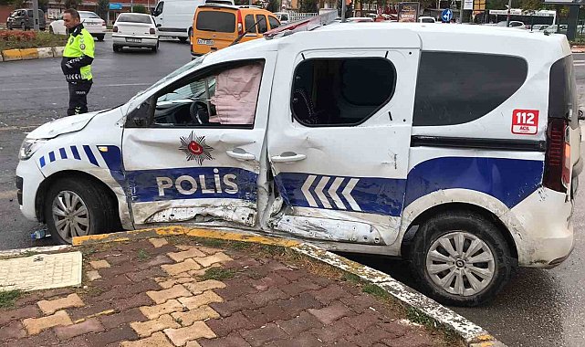 Elazığ'da polis aracı ile otomobil çarpıştı: 2 polis yaralandı