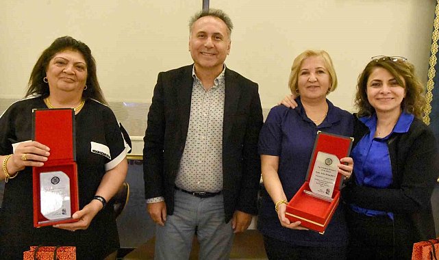 Emekli Hemşirelere Hizmet Teşekkür Plaketi