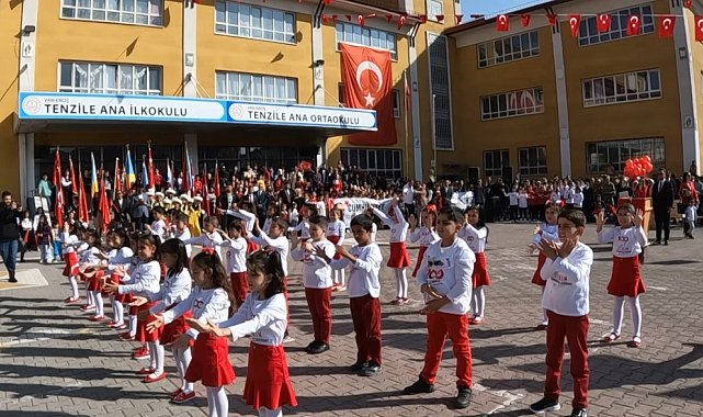 Erciş'te Cumhuriyet'in 100. yılı coşkuyla kutlandı