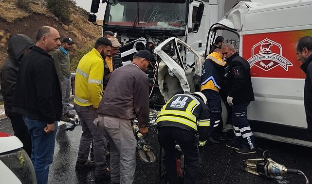 Erzincan'da trafik kazası: 1 ölü, 2 ağır yaralı