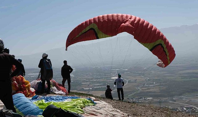 Erzincan'da yamaç paraşütü heyecanı sürüyor
