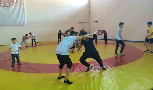 Erzurum'da geleceğin güreşçileri yetiştiriliyor