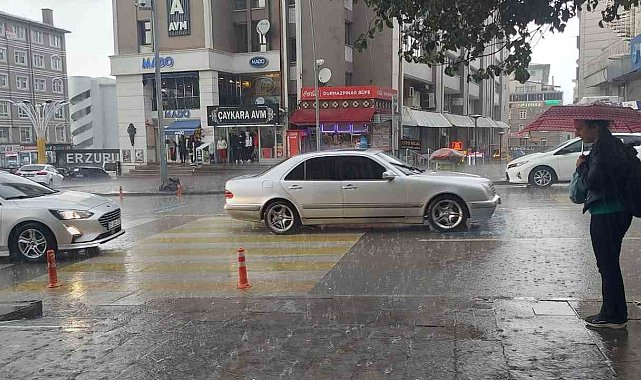 Erzurum'da sağanak yağış etkili oluyor
