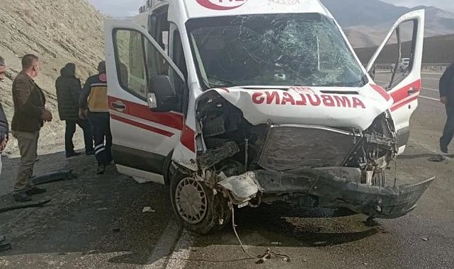 Evde bakım ambulansı yoldan çıktı: 4 yaralı