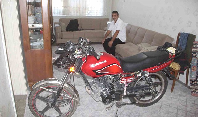 Evin içerisindeki motosikletin hikayesini duyan şaşırıyor