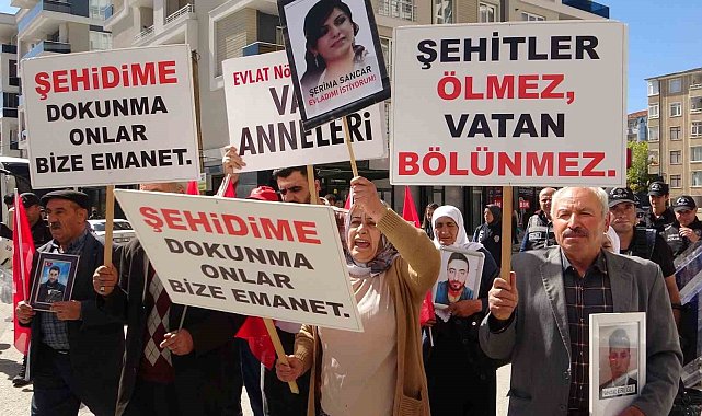 Evlat nöbetindeki anne Nazlı Sancar: "Teröristler yine gerçek yüzünü gösterdi. Gençlerimiz PKK'ya, HDP'ye inanmasınlar"