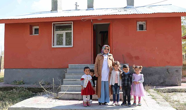 Fedakar öğretmen, köy okulunun deposunu sınıfa dönüştürdü
