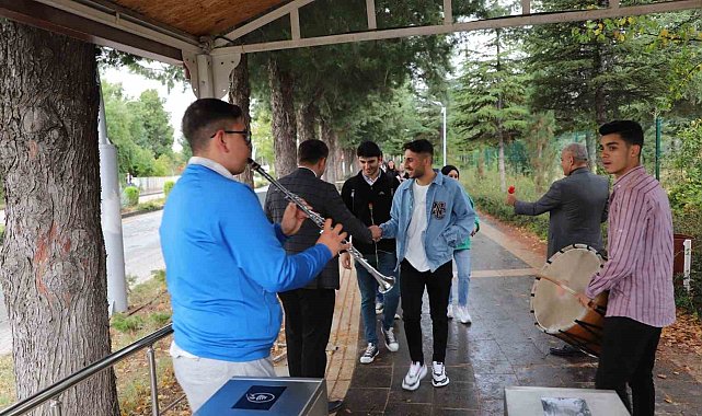 Fırat Üniversitesi, öğrencilerini davul ve klarnetle karşıladı