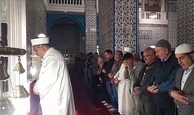 Gazze'deki hastane saldırısında hayatını kaybedenler için gıyabi cenaze namazı kılındı